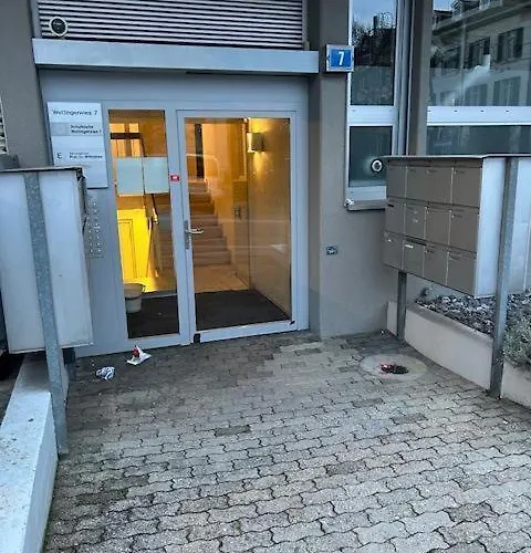 Amazing In The Centre - Art 19